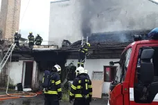 Požár v Brně, při němž se zranilo šest lidí, podle hasičů někdo založil úmyslně