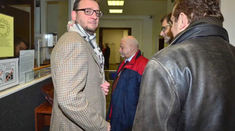 Petr Nečas přichází na policejní služebnu