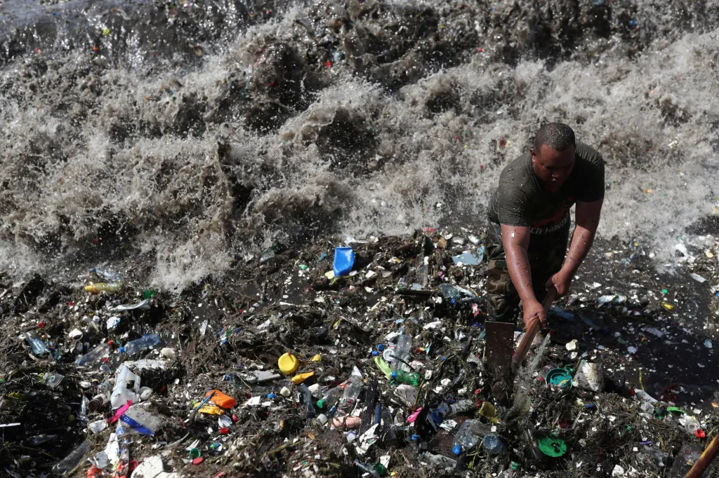 Další z cestovatelských rájů přišel o svoji čistotu. Voják pomáhá čistit pláže v Santa Domingu v Dominikánské republice