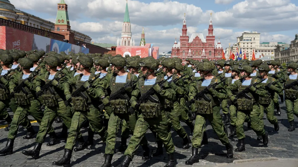 Ruští vojáci na vojenské přehlídce v Moskvě v květnu 2023