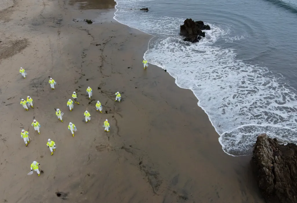 Ropnou havárii u jižních břehů Kalifornie způsobilo prasklé potrubí, které bylo ze své původní polohy na dně oceánu posunuto o desítky metrů. Na fotografii ekologové sledují rozsah škod na pláži Newport