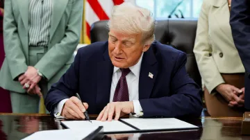 Donald Trump při podpisu memoranda o vyslání Národní gardy do Memphisu