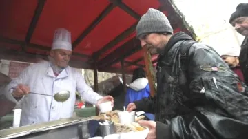 Pražský primátor při tradičním rozlévání polévky na Staroměstském náměstí