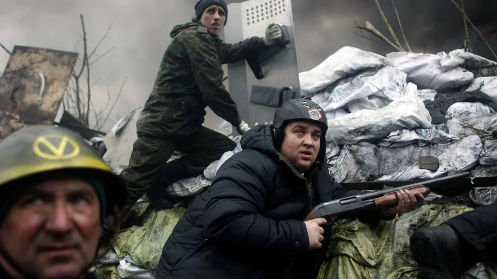Protivládní demonstranti na barikádách u náměstí Nezávislosti