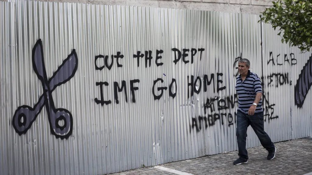 "Sniž dluh a odejdi domů," vyzývá nápis u aténské univerzity Mezinárodní měnový fond