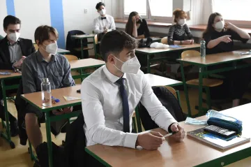 Začaly státní maturity. Na testy mají studenti víc času, úlevu dostali ti, kteří pomáhali v nemocnicích