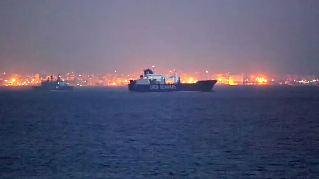 Dánská loď s nákladem syrských chemických zbraní