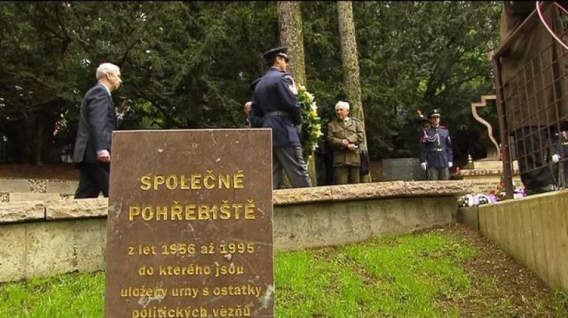 V motolském krematoriu se sešli lidé k uctění obětí komunismu