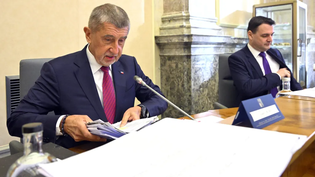 Premiér Andrej Babiš (ANO) a ministr zahraničních věcí a ministr životního prostředí Petr Macinka (Motoristé) na schůzi vlády, 5. ledna 2026, Praha