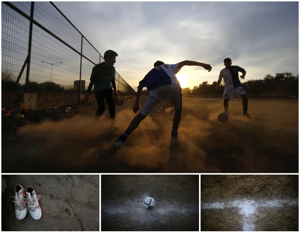 Fotbalisté na prašném hřišti na předměstí Santiaga v Chile