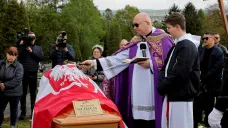 Kněz vede pohřeb polského humanitárního pracovníka Damiana Sobola, který byl zabit při izraelském leteckém útoku v pásmu Gazy