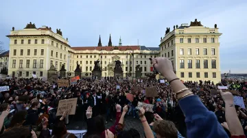 Pražský protest studentů proti jmenování kandidáta Motoristů ministrem životního prostředí