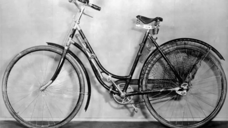 Kolo jednoho z parašutistů. Zdroj: ČTK