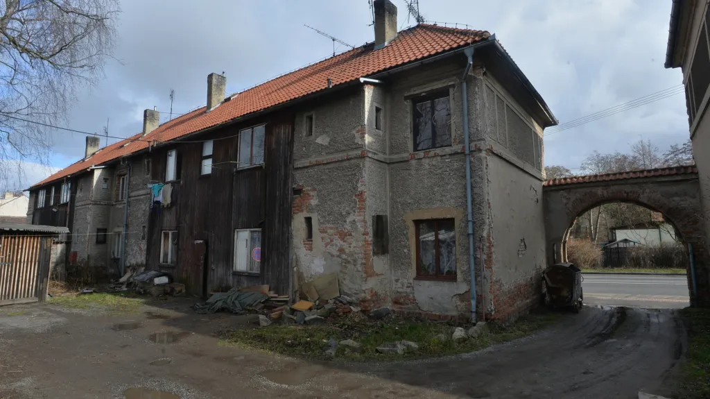 Zchátralé domy v ulici Březnická v Příbrami