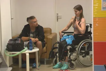 Renata byla připoutána k nemocničnímu lůžku, teď žije doma i s plicním ventilátorem a učí se chodit