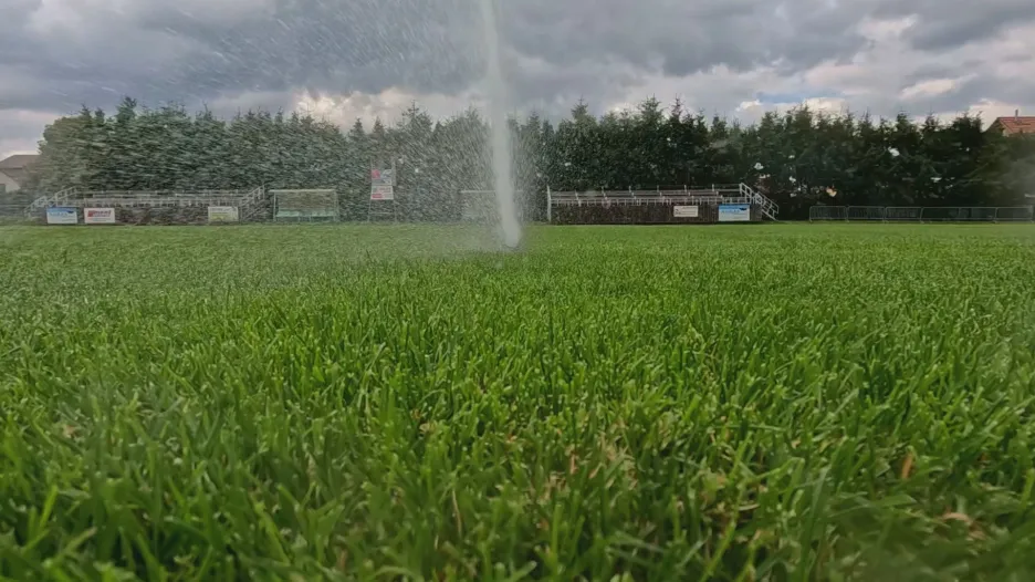 Závlahový systém na fotbalovém hřišti