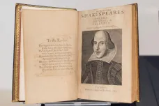 První sbírka Shakespearových her přišla před čtyřmi sty lety na dva dělnické platy, dnes stojí miliony