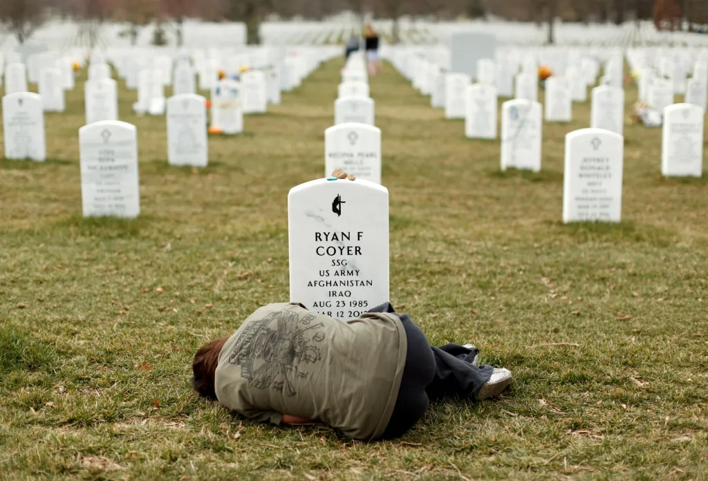 Lesleigh Coyerová ze Saginaw v Michiganu leží u hrobu svého bratra Ryana Coyera, který sloužil v americké armádě v Iráku a Afghánistánu, kde zahynul. Arlingtonský národní hřbitov ve Virginii v USA, 11. března 2013