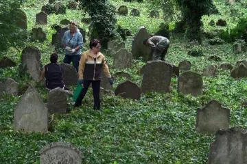 V Kolíně uklízeli tamní židovský hřbitov