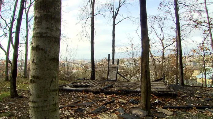 Zbytky chatky na Bohdalci, kde uhořel bezdomovec
