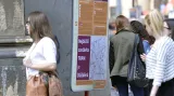 Cedule v centru Prahy informují o výluce tramvaje