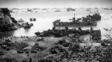 Americké válečné loďstvo přistává u břehů Okinawy