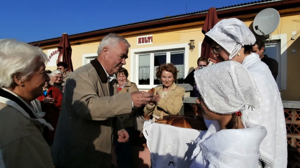 Koštice - vítání chlebem a solí