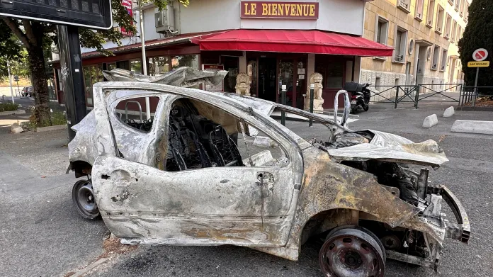 Automobil zničený během střetů v Nanterre