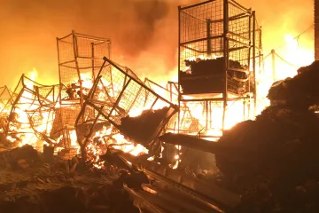 Olomoucká hala s textilem lehla popelem. Před soudem stanuli dva muži, kteří měli požár naplánovat