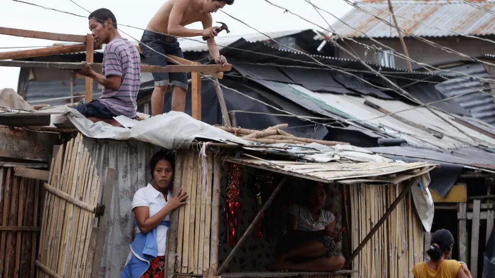 Lidé v pobřežních oblastech Manily se připravují na příchod tropické bouře Hagupit
