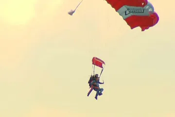 Na klatovské letiště seskočil parašutista, pád nepřežil