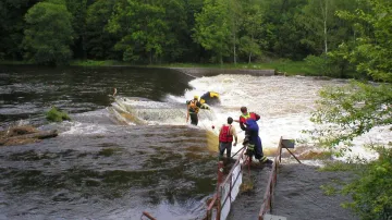 Záchranáři vytahují raft z jezu u Herbertova