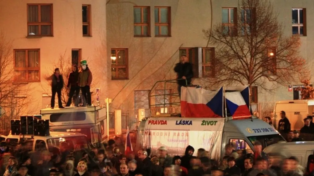 Demonstrace před budovou ČT