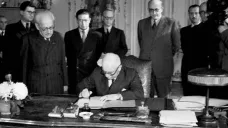 Prezident Beneš podepisuje dekrety