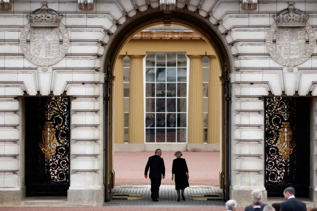 Král Karel III. a královna Camilla společně vcházejí do Buckinghamského paláce