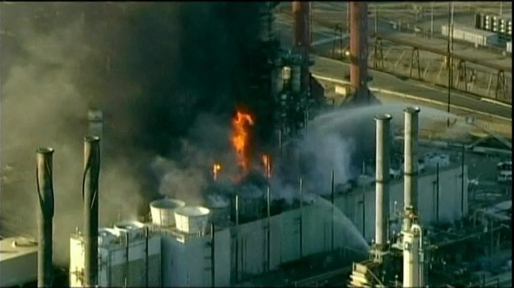 Hořící rafinérie na předměstí San Franciska
