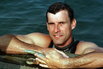 Francouz Benoit Lecomte jako první přeplaval Atlantik