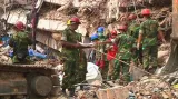 Záchranáři v Bangladéši prohledávají sutiny budovy