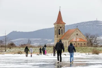 Lidé vyrážejí na zamrzlé plochy. Na některé se ale vstupovat nesmí