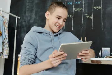 Chatbot může být s dětmi kamarád, ale ne vždy to dělá dobře, říká expertka