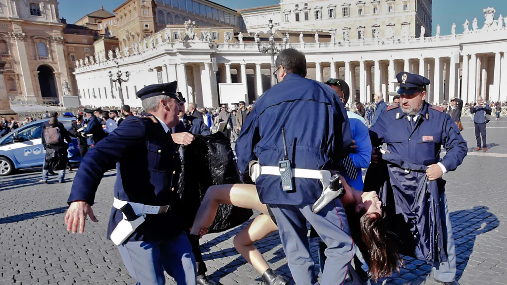 Zásah policie proti aktivistkám Femen