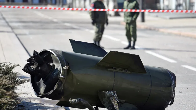 Zbytky střely ve východoukrajinském Doněcku