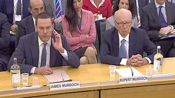 James a Rupert Murdochovi při slyšení v britském parlamentu