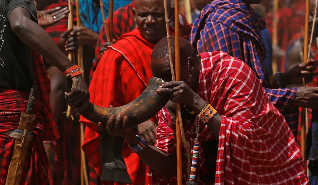 Obvyklý životní cyklus Masajů má několik fází. Mladí chlapci se stávají mladšími válečníky. Mladší válečníci se stávají staršími válečníky, ti zase mladším stařešinou. Pokud se Masaj dožije vysokého věku, stane se z něj senior stařešina. V případě ceremonie Olng'esherr jde o změnu muže válečníka na muže stařešinu