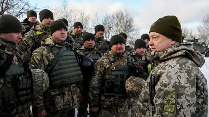 Porošenko při návštěvě vojáků na východě Ukrajiny