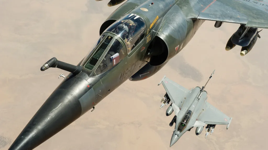 Francouzské stíhačky Mirage F1CR a Rafale nad územím Mali