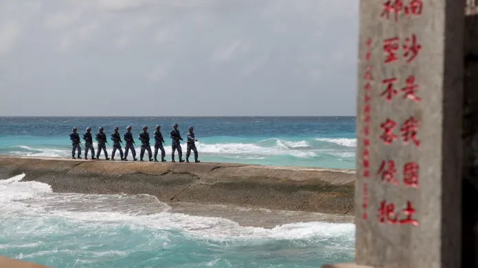 Čínští vojáci na jednom ze Spratlyho ostrovů