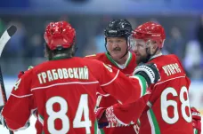 Lukašenko nabízí na koronavirus saunu, traktor, hokej a vodku. Lidé s prevencí nečekají na režim 