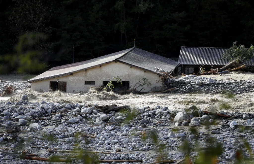 Nešťastný víkend zažili obyvatelé Francie a Itálie. Alpská řeka Vésubie se rozvodnila a strhla řadu domů v okolí toku. Přírodní katastrofa si vyžádala i několik lidských životů