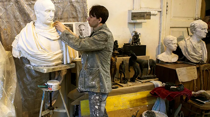 Pavel Grešnikov při práci na Putinově bustě